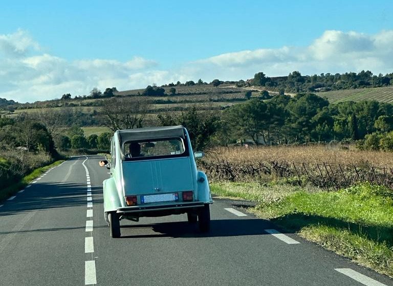 DEUCHE FAMILY : SPÉCIALISTE DE LA LOCATION DE 2CV AVEC OU SANS CHAUFFEUR