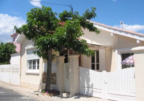 VALRAS-PLAGE, 300 M DE LA PLAGE, AGRÉABLE MAISON AVEC JARDIN ARBORÉ ET OMBRAGÉ